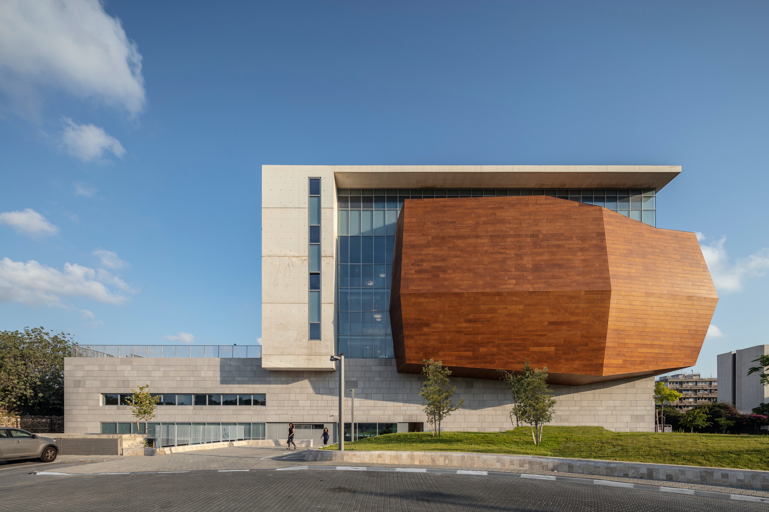 1656090460885 N H M 008 2