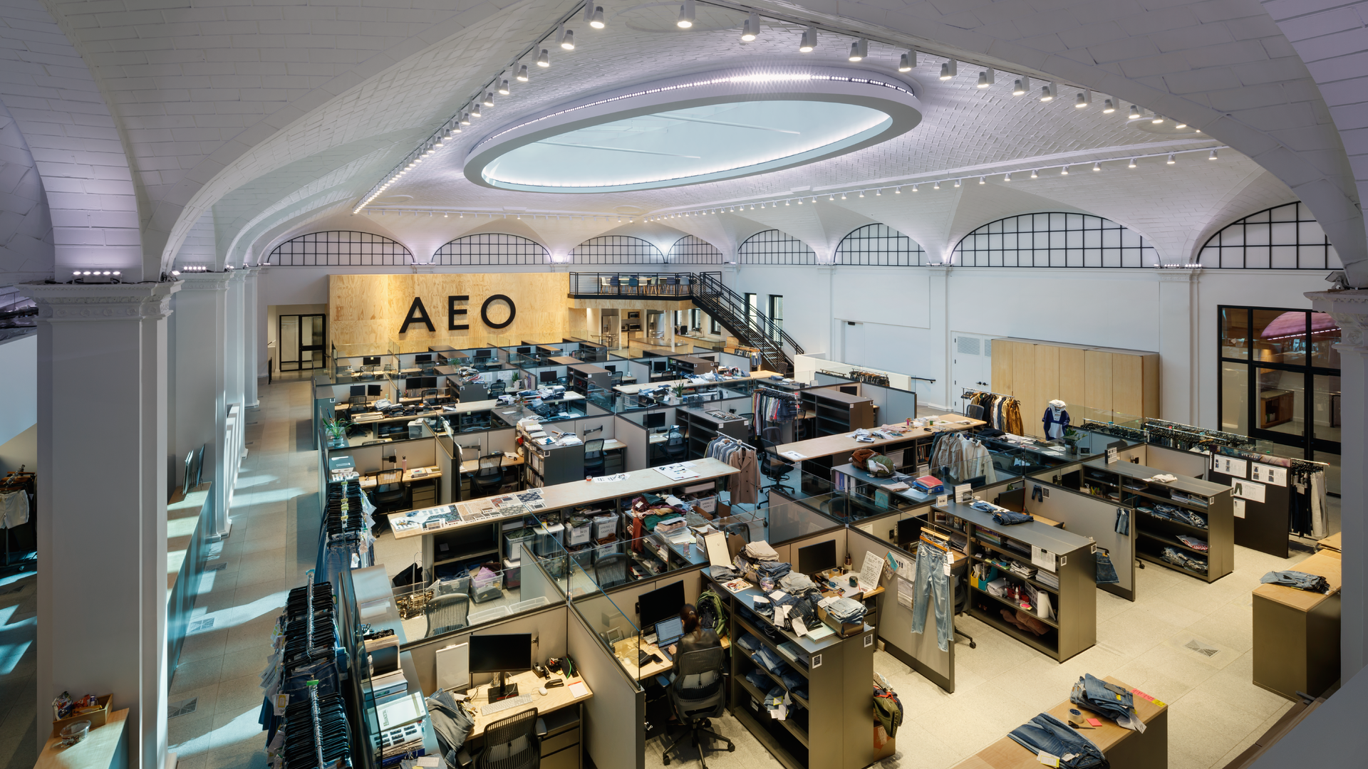 Raised floors help create more flexibility in the office, since one can easily access the services to move them around if the layout of the space changes.