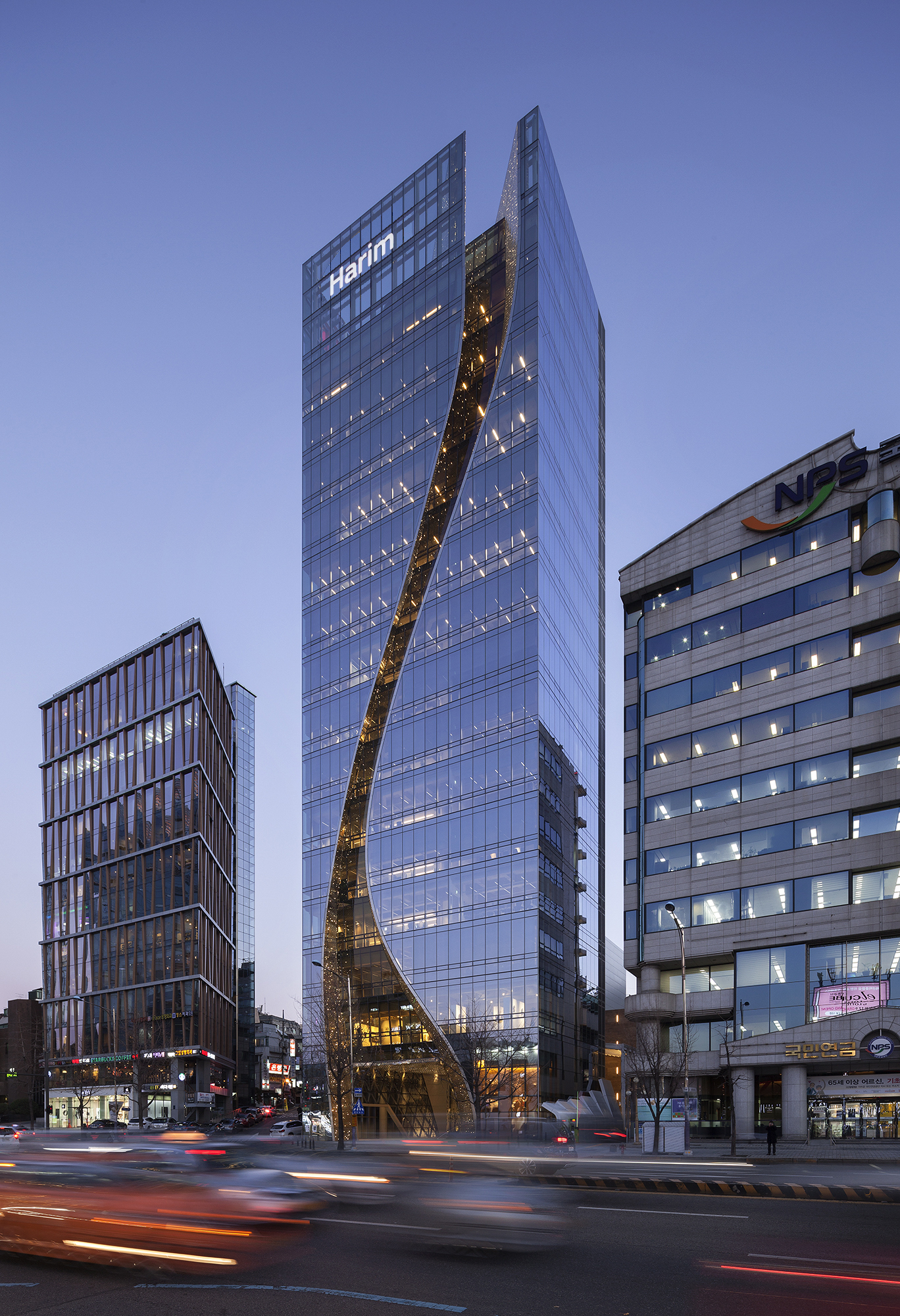 Viracon 1 Curve Harim-HQ_Ext_03_Edited.jpg