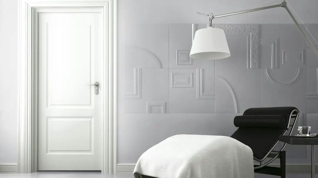 White wall with ornamental tiles of Frames Collection.